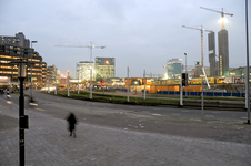 821304 Gezicht op het Smakkelaarsveld te Utrecht, met op de achtergrond het Stationsplein en rechts de liftkernen van ...