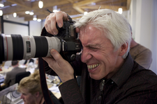 818150 Portrtet van Ton van den Berg (geboren 1955, fotograaf en journalist), in actie tijdens een spoeddebat in de ...