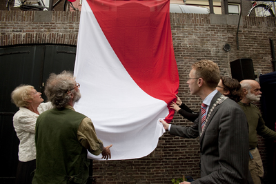 818156 Afbeelding van de onthulling van een lantaarnconsole ter hoogte van het huis Oudegracht 328 te Utrecht door ...