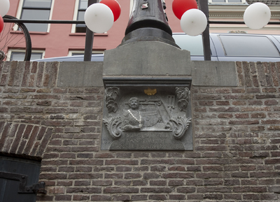 818159 Afbeelding van de lantaarnconsole ter hoogte van het huis Oudegracht 328 te Utrecht, voorstellend burgemeester ...