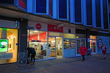 821933 Gezicht op de winkelpui van de Oosterse speciaalzaak Toko Centraal (Achter Clarenburg 32) te Utrecht.