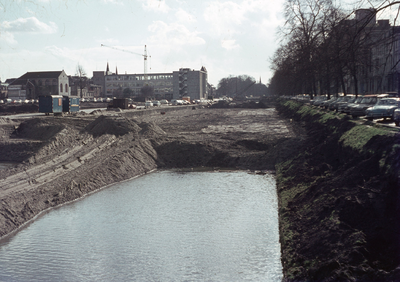827191 Gezicht op de Stadsbuitengracht te Utrecht tussen de Rijnkade (links) en de Catharijnesingel, tijdens de demping.