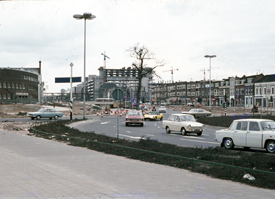 827291 Gezicht op het verkeersplein bij het Paardenveld te Utrecht, met op de achtergrond de bebouwing aan de ...