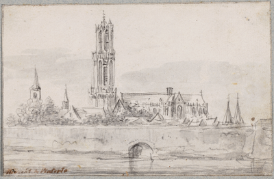 827373 Gezicht op de Domkerk en Domtoren te Utrecht, uit het zuiden, met links de Geertekerk en rechts de Paulusabdij. ...