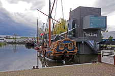 827403 Gezicht op het statenjacht De Utrecht in de Veilinghaven te Utrecht, met rechts het restaurant De Veiling ...