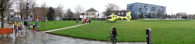 818738 Afbeelding van een traumahelikopter in het Griftpark te Utrecht; rechts op de achtergrond het ...