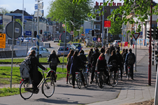 827702 Afbeelding van wachtende fietsers bij het verkeerslicht voor het fietspad op de hoek van het Paardenveld en de ...