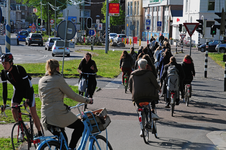 827703 Afbeelding van overstekende fietsers bij het verkeerslicht voor het fietspad op de hoek van het Paardenveld en ...