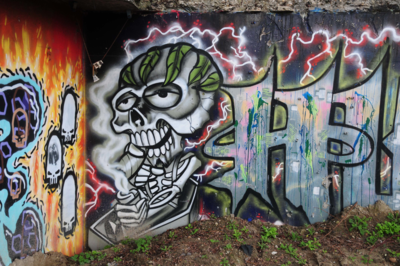827749 Afbeelding van graffiti op de restanten van het voormalige Expeditieknooppunt van PostNL aan de Mineurslaan te ...
