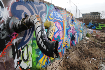 827751 Afbeelding van graffiti op de restanten van het voormalige Expeditieknooppunt van PostNL aan de Mineurslaan te ...