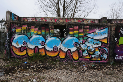 827757 Afbeelding van de graffiti EROR met de Utrechtse kabouter (KBTR) op de restanten van het voormalige ...