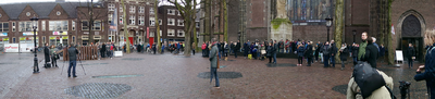 818789 Afbeelding van de toehoorders op het Domplein te Utrecht bij het miniconcert op het Domcarillon, bespeeld door ...