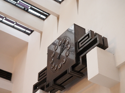 827856 Afbeelding van de door Van Gelder en Van Ginkel vervaardigde art-deco klok in het gebouw van de Stichting ...