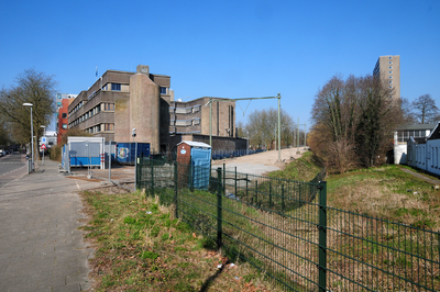 827947 Gezicht op de opgebroken Oosterspoorweg te Utrecht, ter hoogte van de spoorwegovergang in de ...