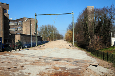 827948 Gezicht op de opgebroken Oosterspoorweg te Utrecht, vanaf de spoorwegovergang in de Gansstraat/Koningsweg.