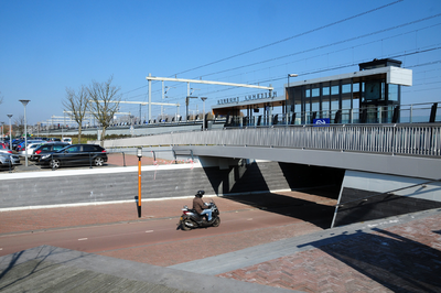 827952 Gezicht op het N.S.-station Utrecht Lunetten aan het Furkaplateau te Utrecht, met de onderdoorgang richting ...