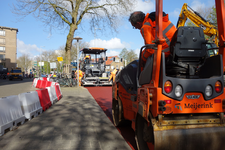 818851 Afbeelding van de asfalteringswerkzaamheden aan het fietspad langs de Stadionflat (Stadionlaan) te Utrecht.N.B. ...