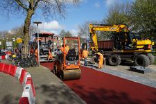 818852 Afbeelding van de asfalteringswerkzaamheden aan het fietspad langs de Stadionflat (Stadionlaan) te Utrecht.N.B. ...