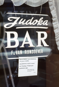 830611 Afbeelding van het raam van de Judoka Bar van Frans van Rijnsoever (St. Jacobsstraat 7) te Utrecht, met een ...