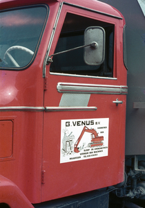 830624 Afbeelding van een door Wim Uilenbroek ontworpen naamsticker op het portier van een vrachtwagen van het ...