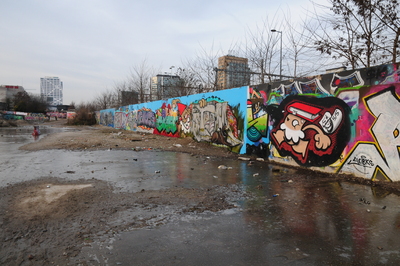 832508 Afbeelding van graffiti op de restanten van het gesloopte Expeditieknooppunt van PostNL tussen de Dichtersbaan ...
