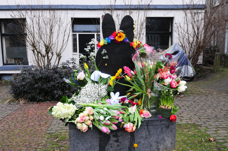 832517 Afbeelding van het beeld van nijntje op het Nijntjepleintje (hoek Oudegracht / Van Asch van Wijckskade) te ...