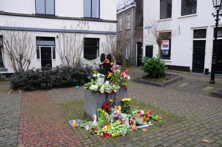 832518 Afbeelding van het beeld van nijntje op het 'Nijntjepleintje' (hoek Oudegracht / Van Asch van Wijckskade) te ...