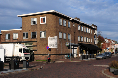 832536 Gezicht in de Heycopstraat te Utrecht, met het SMS-gedicht van Ingmar Heytze op de hoek van het pand ...