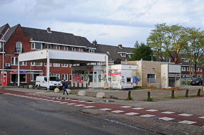 832541 Gezicht op het voormalige benzinestation op de hoek van de Croeselaan en de Jeremias de Deckerstraat te Utrecht.