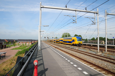 834438 Gezicht op het N.S.-station Vleuten te Vleuten (gemeente Utrecht), vanaf het perron, met een passerende trein en ...