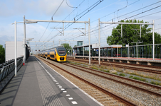 834439 Gezicht op het N.S.-station Vleuten te Vleuten (gemeente Utrecht), vanaf het perron, met een passerende trein.