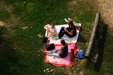 834463 Afbeelding van twee picknickende moeders met hun dochters in de Bosspeeltuin (Uilenboslaan 2) in het Máximapark ...