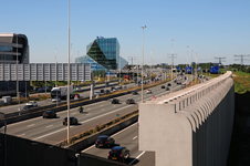 834715 Gezicht op de A2 te Utrecht (Leidsche Rijn), vanaf het perron van het N.S.-station Utrecht Leidsche Rijn.