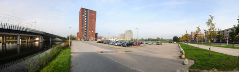 834734 Panorama van de parkeerplaats op het Muziekplein te Utrecht, met links de spoorlijn naar Gouda, in het midden ...
