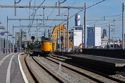 834756 Afbeelding van een naderende intercity bij het N.S.-station Utrecht Leidsche Rijn te Utrecht, met links op de ...