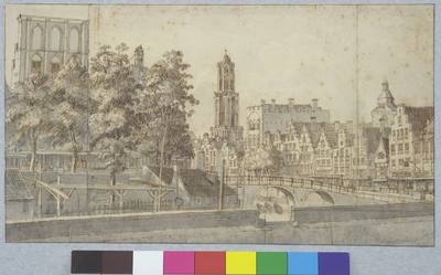 35742 Gezicht op de Oudegracht te Utrecht tussen de Jansbrug en de Stadhuisbrug vanaf de westzijde van de gracht, uit ...