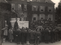 23624 Afbeelding van de onthulling van het monument van Prof. F.C. Donders op het Janskerkhof te Utrecht.