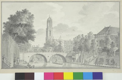 35878 Gezicht op de Oudegracht te Utrecht met de Weesbrug en rechts de voorgevels van de huizen aan de oostzijde van de ...