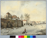30887 Gezicht vanaf de singel over de bevroren stadsbuitengracht op de stadswal te Utrecht uit het noordoosten, met ...