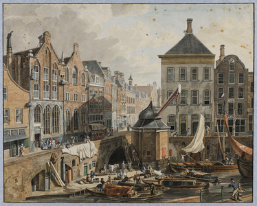 30407 Gezicht op de Oudegracht te Utrecht bij de Stadhuisbrug uit het westen, met in het midden de stadskraan, links de ...