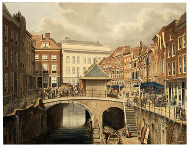 30561 Gezicht op de Oudegracht en de Vismarkt te Utrecht uit het zuiden, met de Kalisbrug met het visafslaghuisje en op ...
