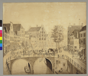 28247 Gezicht op de Oudegracht te Utrecht met de Bakkerbrug uit het zuiden, met de huizen aan de westzijde van de ...