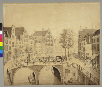 28247 Gezicht op de Oudegracht te Utrecht met de Bakkerbrug uit het zuiden, met de huizen aan de westzijde van de ...