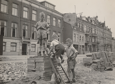 53606 Afbeelding van de spelende kinderen Silvester van Bommel, Wout van Kouwen en Piet Paulus op de Biltstraat te ...