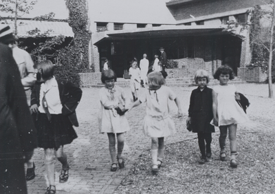 57668 Afbeelding van enkele kinderen op het schoolplein voor de Neutrale School voor G.L.O. der Utrechtsche ...