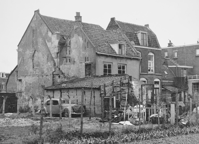 58114 Gezicht op de achtergevels van de onbewoonbaar verklaarde huizen Helling 130-132 te Utrecht.