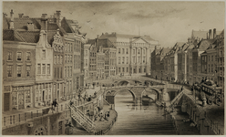 38541 Gezicht op de Oudegracht te Utrecht vanaf de Bakkerbrug naar de Stadhuisbrug met de Bezembrug en de huizen aan ...