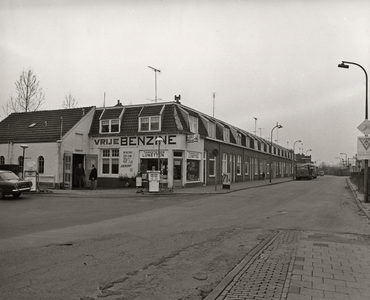 58663 Gezicht op het Houtensepad te Utrecht; vanuit het noordoosten, met de garage en het benzinestation van ...