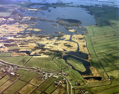 49904 Luchtfoto van een gedeelte van de Noorderpolder met de Botshol te Abcoude uit het noordwesten; met op de ...