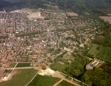 49925 Luchtfoto van Amerongen uit het zuidwesten; met rechts het kasteel Amerongen met omringend park en in het midden ...